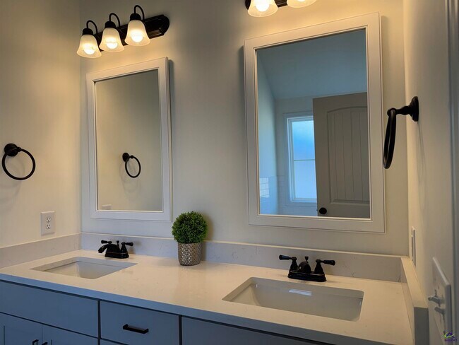 Building Photo - 805 Harley Farms Dr