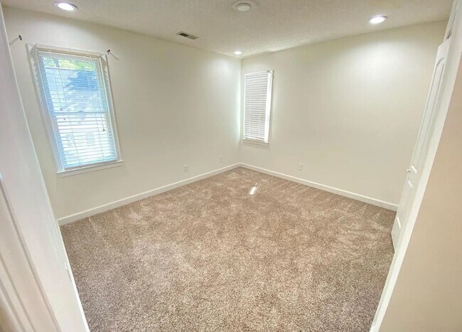 Building Photo - 261 Conrad Cir