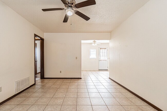 Building Photo - 3 Bed 1.5 Bath in Del City!