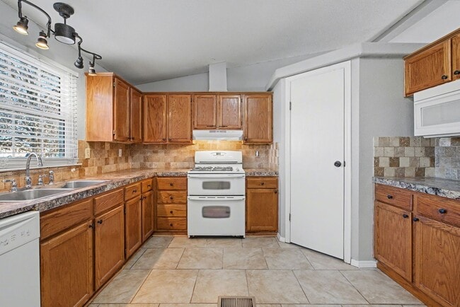 Building Photo - 3-Bed Home with Fireplace, Fenced Yard & Flexible Living Space