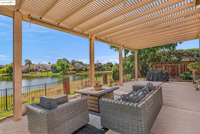 Building Photo - 2435 Pinehurst Ct