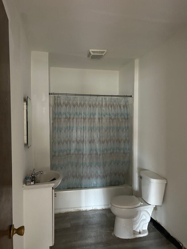 Building Photo - Cute 2 bedroom home - enclosed large back ...