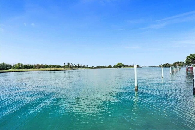 Building Photo - 9180 W Bay Harbor Dr