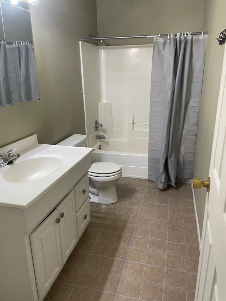 Bathroom - 2209 Roma Ln