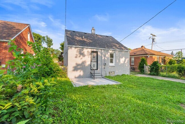 Building Photo - Beautiful Blue Bungalow