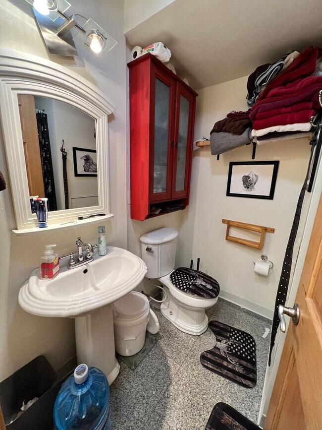 Building Photo - 1318 N 19th Ave E