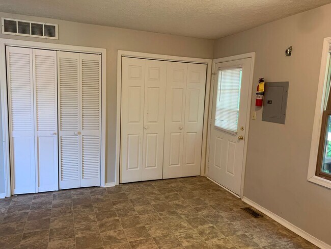 Building Photo - 3 bedroom, Spacious Townhouse: The Willows!