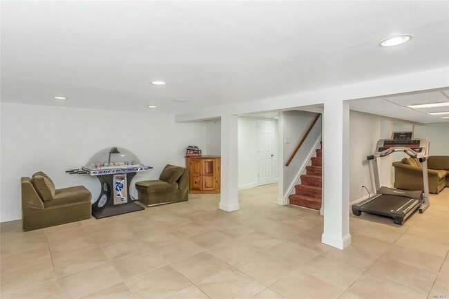 Building Photo - 343 Oyster Bay Road