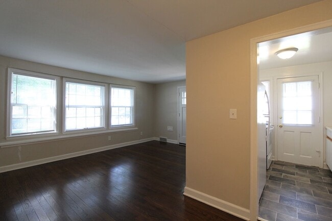 Building Photo - July 2025 FREE On This One Bedroom Duplex ...