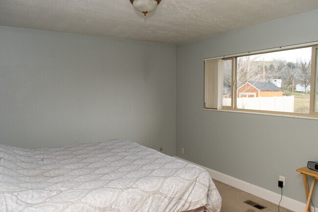 Building Photo - 176 E 200 S