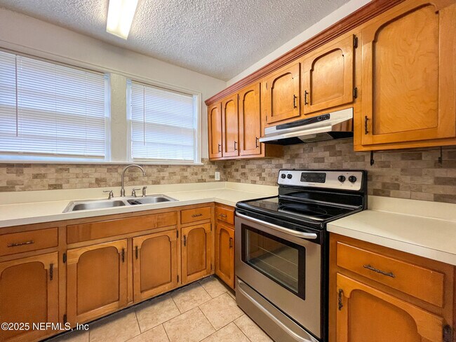 Building Photo - 2575 Myra St