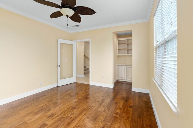 Building Photo - Spacious 3 Bedroom, 3 Bathroom Home with P...