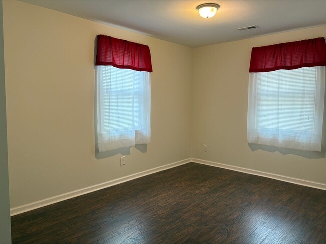 Building Photo - 4 bedroom, 2 bathroom House in Greensboro!