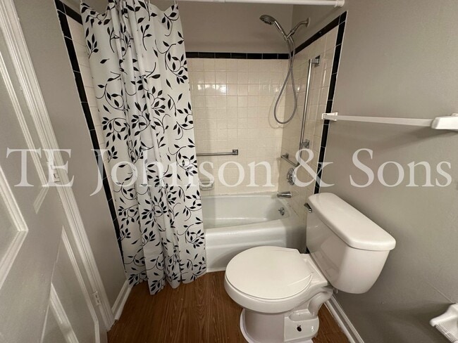 Building Photo - Two Bedroom Condo Convenient To WFU