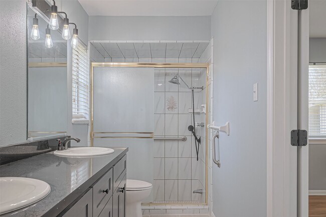 Building Photo - 16506 Amcreek Rd