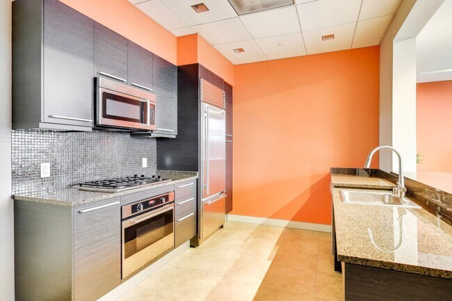 Building Photo - Luxury High-Rise Living | Stunning Bay Bridge Views from the 31st Floor