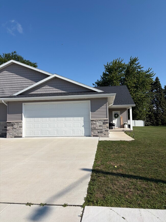 Building Photo - 702 Hartzheim Dr