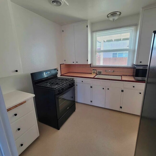 Building Photo - Charming Single Story Home Near Hancock College with One Car Garage