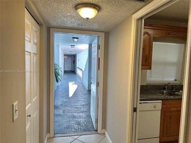 Building Photo - 9441 Evergreen Pl