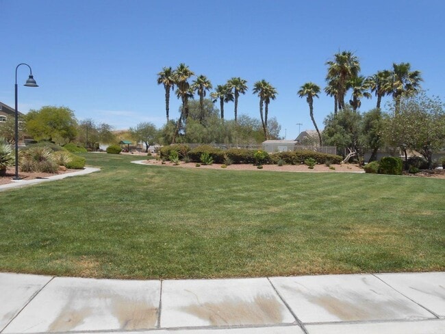 Building Photo - Beautiful Spacious Townhome in Gated Community