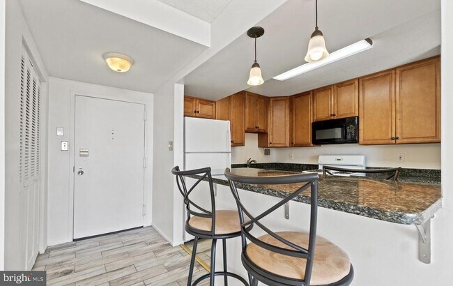 Building Photo - 118 Monroe St