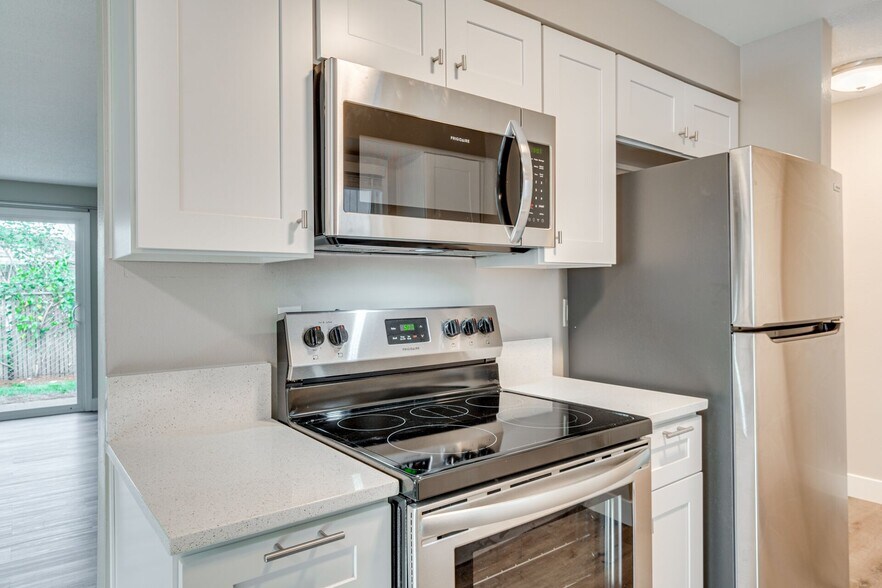 Kitchen Stove/Fridge/Freezer/Microwave - 20901 SE Morrison St