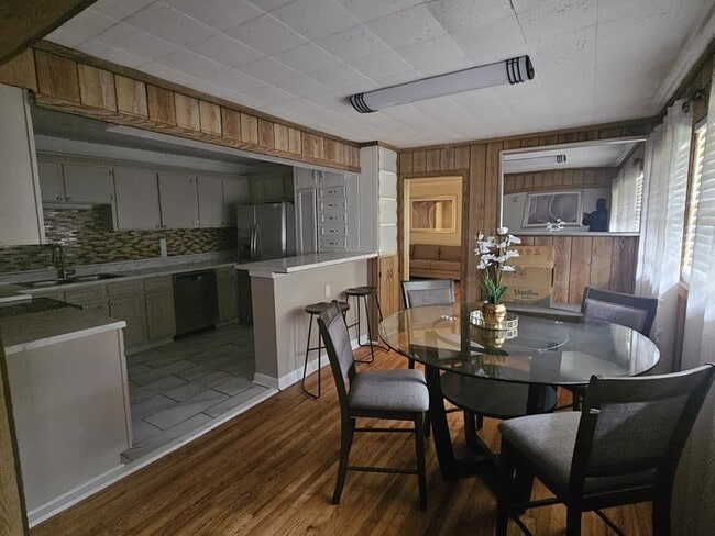 Building Photo - FURNISH, 3 Bedroom 3 Bath Brick Ranch Home
