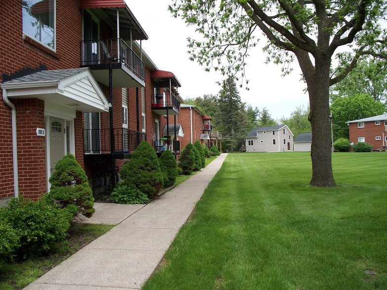 Park Ridge Courtyard Area - Park Ridge Amherst, LLC