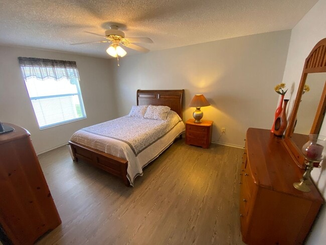 Building Photo - ANNUAL Lease – Turnkey 2+2 Patio Villa in the Desirable Village of Bonnybrook