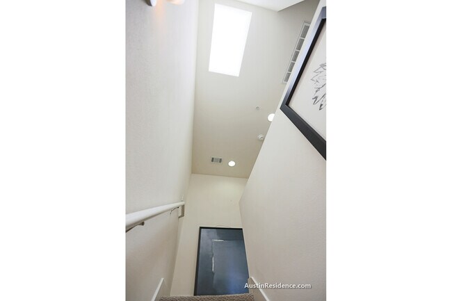 Building Photo - 711 32nd W St