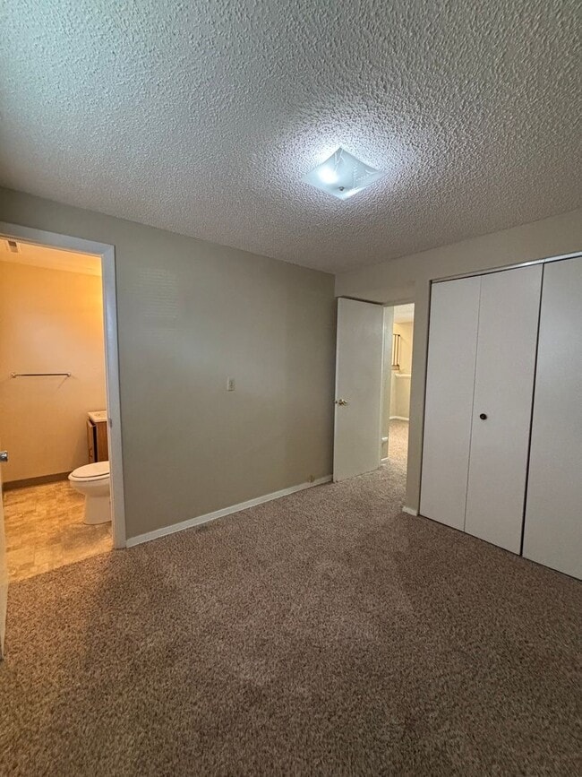 Building Photo - 3 bed, 1.5 bath - Available Now! MileStone...