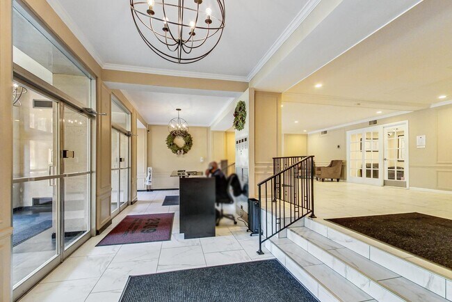 Building Photo - 2909 N Sheridan Rd