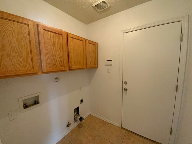 Building Photo - 4 Bedroom Single Story Home Available Near...