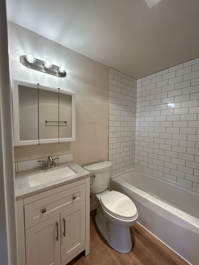 Building Photo - Redmodeled 2 Bedroom / 2 Bathroom home in ...