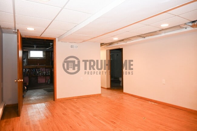 Building Photo - Large 3 Bedroom 2 Bath House w/Fenced in Yard and 2 Stall Garage!