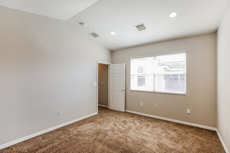 Building Photo - 1911 SE 14th Ct