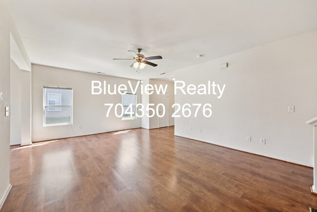 Building Photo - Beutiful 3 bed 2.5 bath with open area