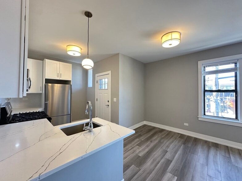 Building Photo - 3934 N Janssen Ave