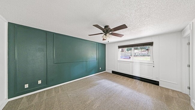 Building Photo - 3 Bed 2 Bath - Large Backyard - Groups - N...