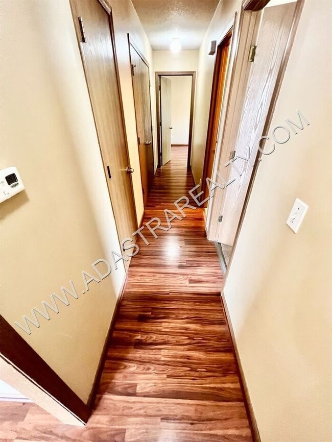 Building Photo - Spacious Gardner Duplex-Available NOW!!