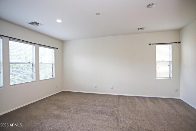 Building Photo - 1090 W Caroline Ln
