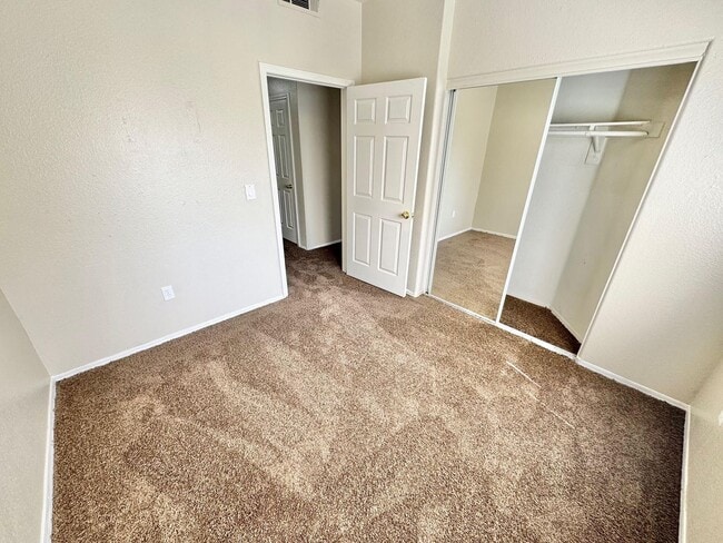Building Photo - **BEAUTIFUL 3 BEDROOM, 2 BATHROOM DOWNSTAI...