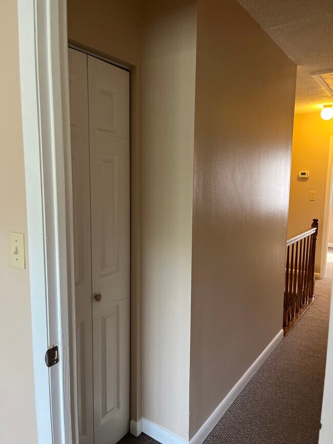 Building Photo - 1208 Pinegrove Dr