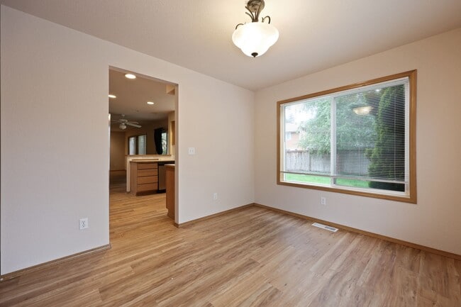 Building Photo - Move in ready now! 4 bedrooms in Lacey - North Thurston School district.