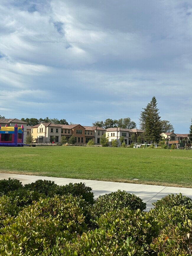 Building Photo - 556 Santa Rosalia Ter