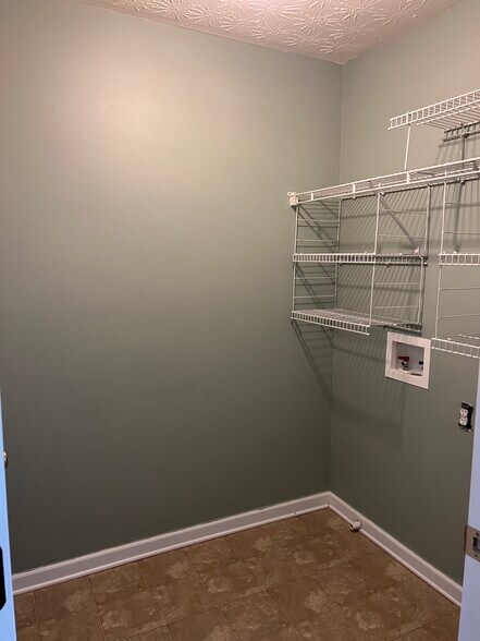 laundry room - 325 parc river blvd