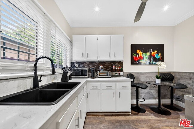 Building Photo - 5919 Lexington Ave