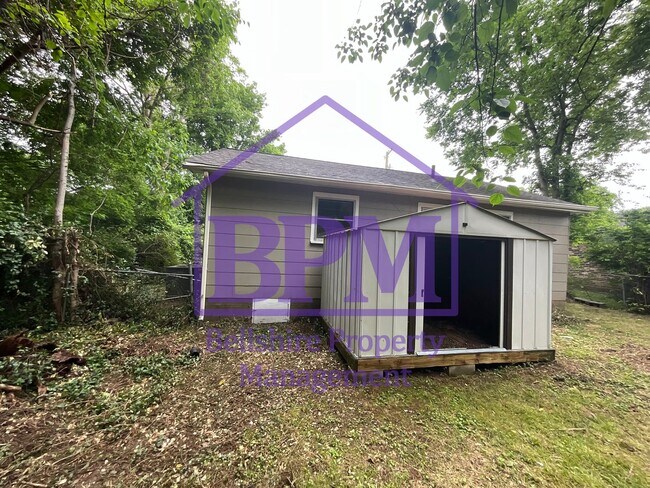 Building Photo - Cozy & Freshly Updated 2 Bed / 1 Bath Home...