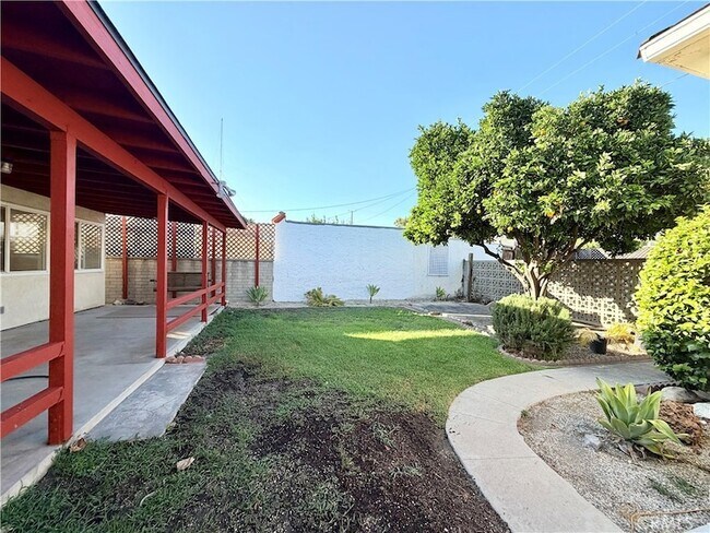 Building Photo - 828 N Pass Ave