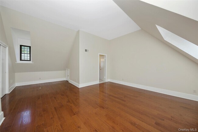 Building Photo - 305 Chateau Rive
